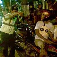Urai Kepadatan, Polisi Cabut Kunci Motor Pengendara Mokong