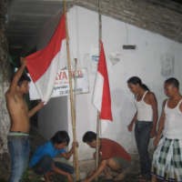 Berkabung, Warga Banyuwangi Langsung Kibarkan Bendera Setengah Tiang