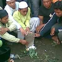 Batu Nisan Gus Dur Berubah Warna