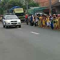 Warga Teteskan Air Mata Saat Mobil Jenazah Melintas