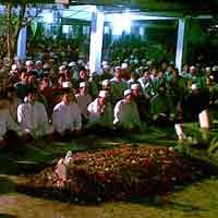 Masyarakat Gelar Tahlil di Makam Gus Dur