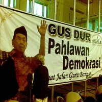 Dua spanduk Gus Dur Mejeng di Gedung Merdeka