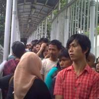 Antrean Penumpang di Halte Busway Dukuh Atas Makin Panjang 