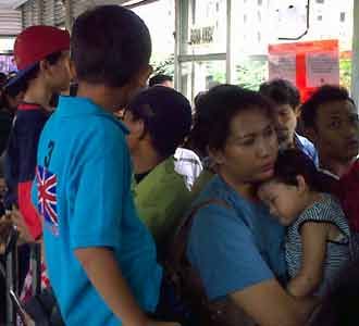 Penumpang Berjubel di Halte Dukuh Atas