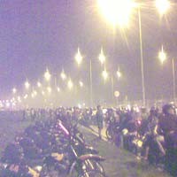 Kembang Api di Suramadu Tandai Tahun Berganti 