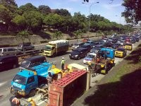 Truk Pasir Terguling Berhasil Dievakuasi