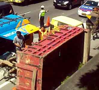 Truk Terbalik di Tol TB Simatupang