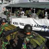 130 Marinir Berangkat ke Ambalat dengan KRI Teluk Lampung