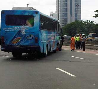 Bus Mayasari Tabrak Jembatan Semanggi