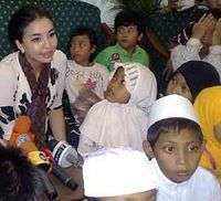 Manohara Beraksi Sosial