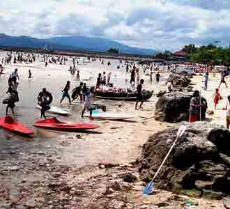 Pantai Pasir Putih Dipadati Pengunjung