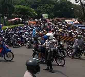 Bonbin Membludak, Parkir Sesak