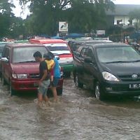 Puluhan Motor Mogok Terjebak Banjir Cileuncang