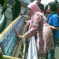 Istri Gubernur Jabar Susun Buku Menhub di Rak