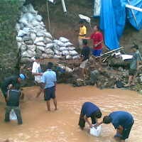 Warga Gotong-royong Bangun Tanggul