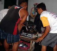 Tergerus Sungai, Warga Evakuasi Barang