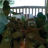 Nikmati Makan di Tengah Danau dengan Semilir Angin