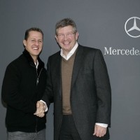 Mercedes Bidik Tiga Besar