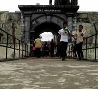 Menjelajahi Benteng Marlborough