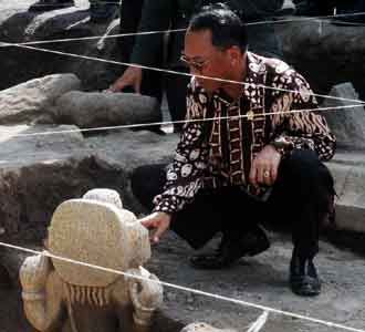 Menbudpar Tinjau Candi di Kampus UII