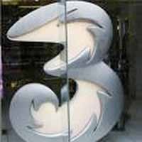 Mulai 31 Desember 2009 Three Hanya Bisa Menelepon Lima Menit  