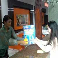 Hari Pertama Kerja, Kantor Pos Lakukan Customer Greeting