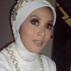 Sepi Tawaran Kerja, Elma Theana Mengais Rezeki