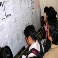 Ribuan Pencari Kerja Tumplek Blek di Gramedia Expo