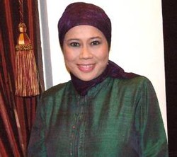 Dewi Yull Ngepop Bareng Musisi Surabaya