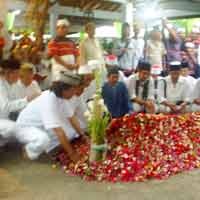 Pimpin Sholawat, Cak Nun Menitikkan Air Mata