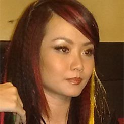 Alena Berani Pamer Paha Setelah Operasi Lutut