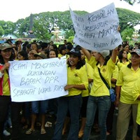 Tuntut Pesangon, Ratusan Buruh Rokok Datangi DPRD
