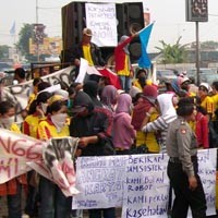Tuntut Karyawan Tetap, Ratusan Pekerja UBM Berdemo