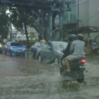  Air Menggenang di Jalan Warung Buncit, Kendaraan Antre Panjang 