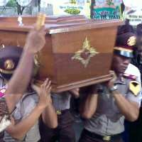 Seratusan Orang Sambut Jenasah Prof Satjipto di Semarang