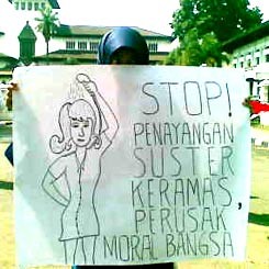 Puluhan Wanita Berjilbab Tolak Suster Keramas