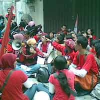 Gaji Belum Dibayar, Puluhan Pekerja UD Terang Suara Demo