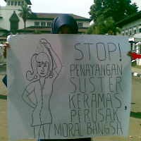 Puluhan Wanita Berjilbab Tolak Suster Keramas