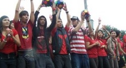 Tari di Tengah Hujan Sambut Trofi Piala Dunia