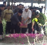 Akbar Tanjung Ziarah ke Makam Gus Dur