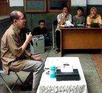 Ayi Absen Open House di Rumahnya