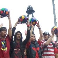 Tari di Tengah Hujan Sambut Trofi Piala Dunia