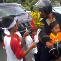 Cegah Pemanasan Global, YDSF Bagikan Ratusan Bibit Tanaman