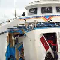 Lambung Bahari Express 8B Pecah Diterjang Ombak