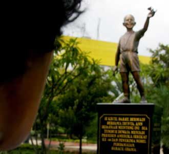 Melukis Patung Obama