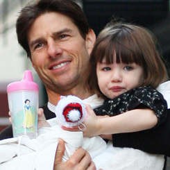 Tom Cruise Belikan Suri Mobil Balap Rp 273 Juta