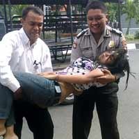 Kepergok Curi Kamera, Gina Pura-pura Pingsan 