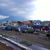 Banjir Menyusut, Raya Porong Macet Dua Arah 