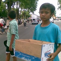 Peralatan Sekolah Hilang, Anak-anak Buka Kotak Sumbangan