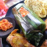 Meriahnya Nasi Gerbong dan Merahnya Es Locomotive 